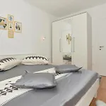 Apartament 1 Bedroom Beautiful In Makarska