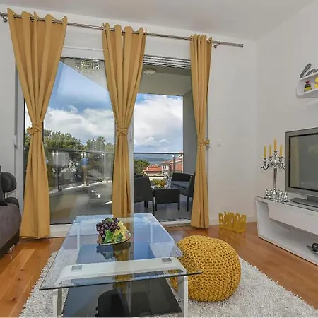 1 Bedroom Beautiful In Apartament Makarska